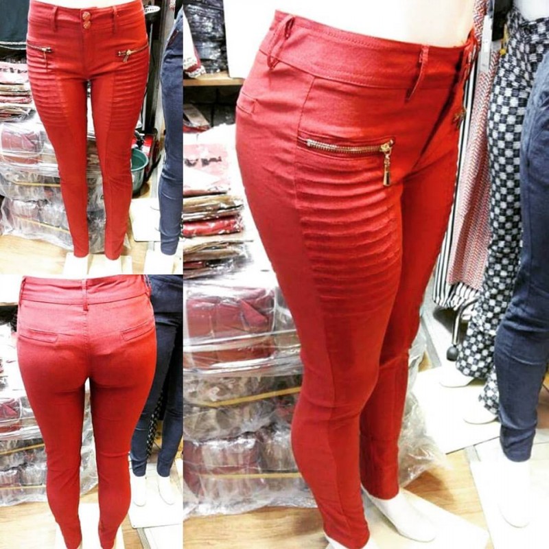 CALÇA COM DETALHE SUED
