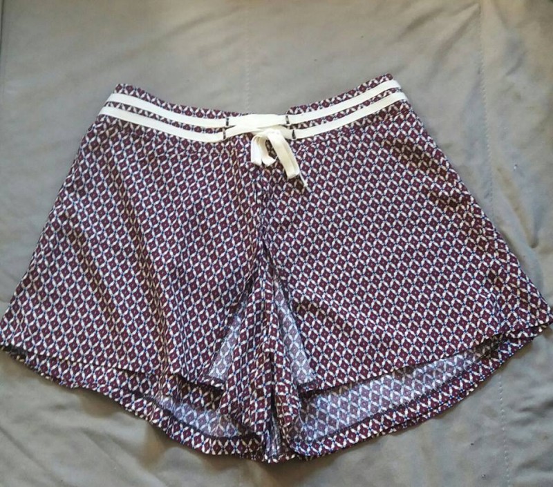 Short saia, Tam P
