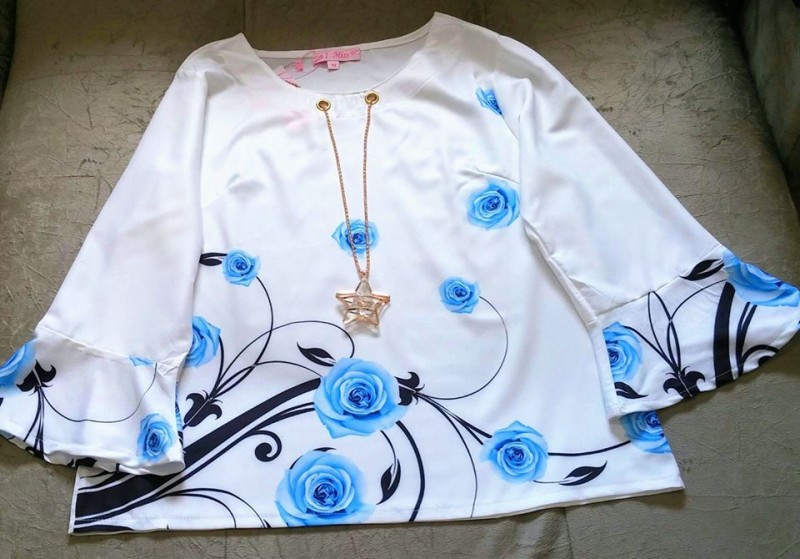 Blusa rosas azuis em viscose e colar, Tam M